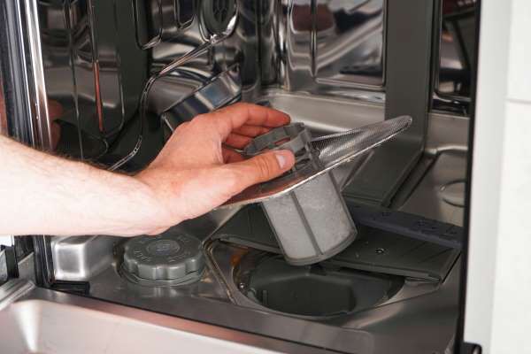 تمیز کردن فیلتر تخلیه برای از بین بردن بوی بد ماشین ظرفشویی
